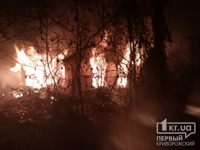 В Кривом Роге горел заброшенный дом, спасатели обнаружили обгоревшее тело
