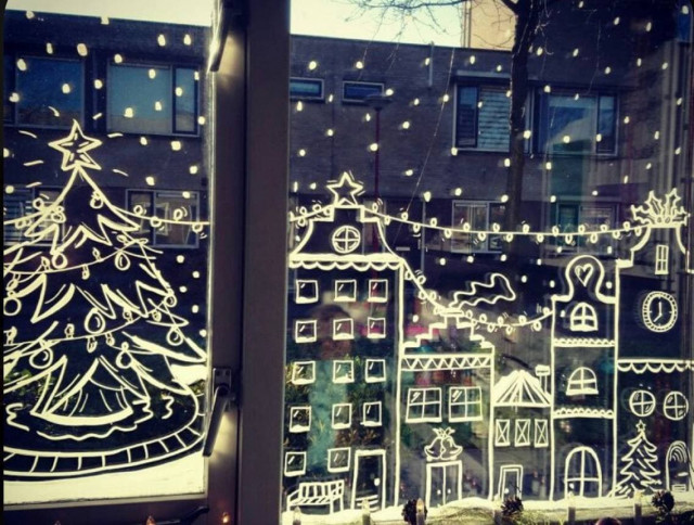 Как украсить окна квартиры и дома к рождественско-новогодним праздникам
