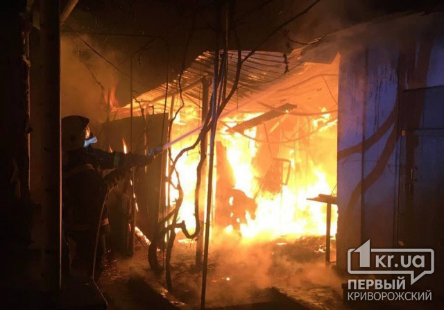 Недалеко от Кривого Рога загорелась хозпостройка