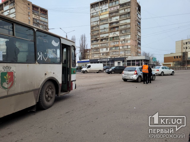 На кольце 95 квартала в Кривом Роге столкнулись троллейбус и легковушка