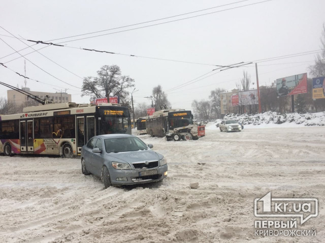 В Кривом Роге троллейбусы застревают в снегу