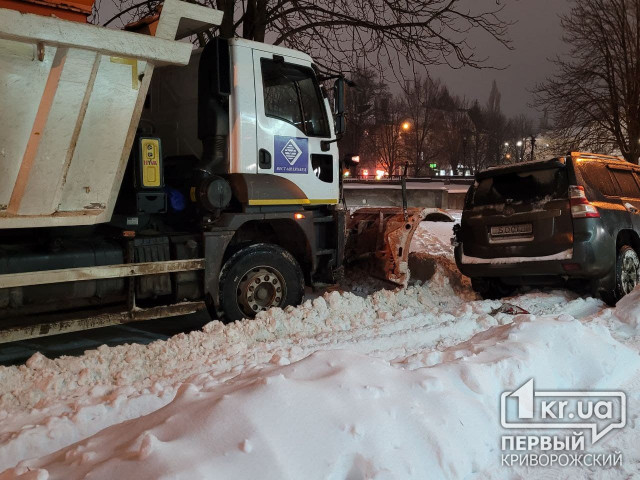 В Кривом Роге снегоуборочная машина на узкой дороге зацепила легковушку