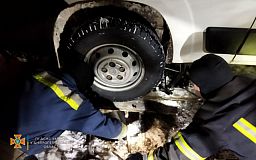 В Кривом Роге спасатели помогли машине скорой выбраться из люка, который водитель не увидел из-за снега