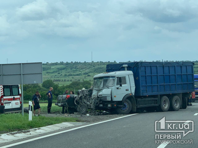 Легковушка влетела в КАМАЗ: мужчина погиб в результате ДТП на трассе в Днепропетровской области