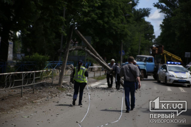 Возле школы в Кривом Роге рухнул бетонный столб (дополнено)