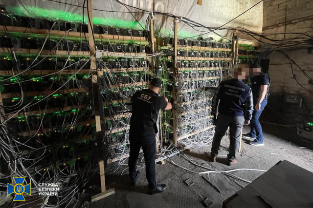 На Днепропетровщине майнеры добывали криптовалюту, подключившись к трансформаторной подстанции