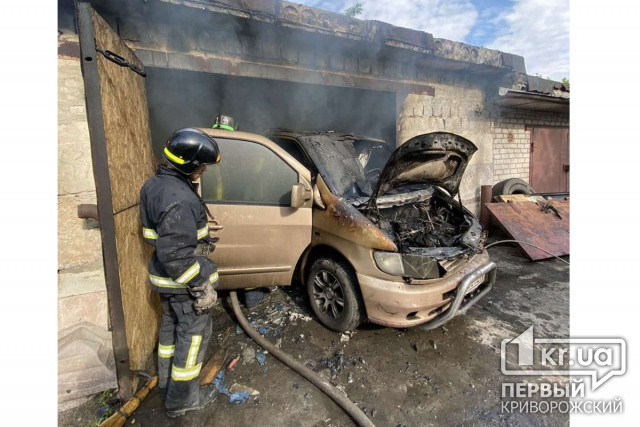 Криворізькі рятувальники ліквідували пожежу в гаражі по вулиці Володимира Великого
