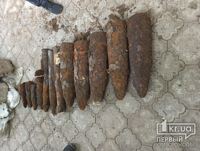 Под фундаментом дома криворожанин обнаружил снаряды и гранаты