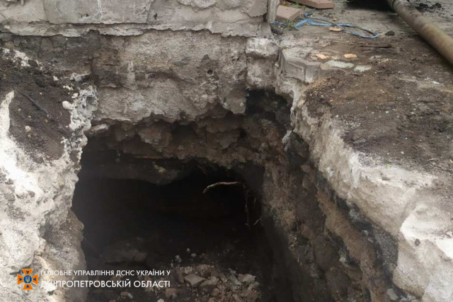 Под фундаментом дома в Кривом Роге спасатели нашли снаряды