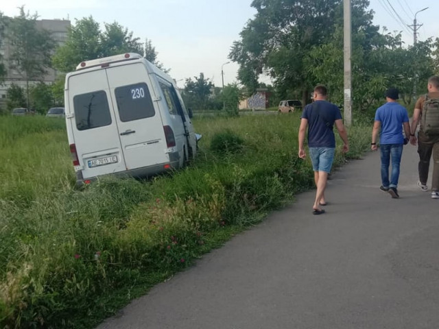 В Кривом Роге велосипедист попал под колеса маршрутки