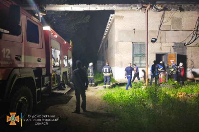 Криворожские спасатели потушили пожар на территории предприятия