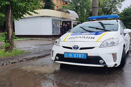 В Кривом Роге продавщицу киоска избили молотком и перерезали ей горло В Кривом Роге продавщицу киоска избили молотком и перерезали ей горло