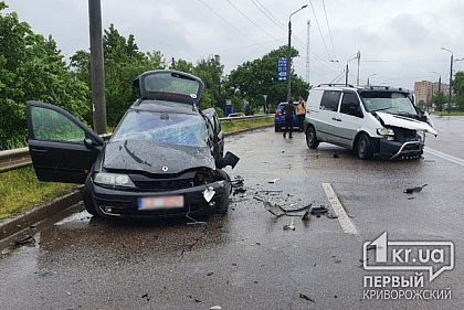 Несколько криворожан пострадали в результате лобового столкновения Несколько криворожан пострадали в результате лобового столкновения
