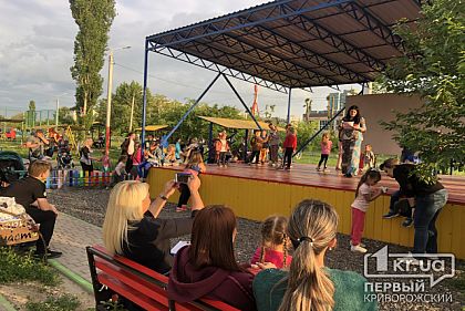 Дискотека 80-х і жива музика: у криворізькому парку Щастя відкрили літній сезон