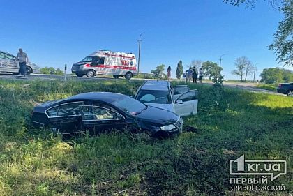 Skoda и Mitsubishi слетели в кювет на трассе под Кривым Рогом