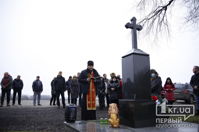В день гибели Скрябина криворожане возложили цветы к памятнику на месте ДТП