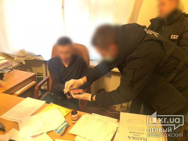 В Пятихатском районе чиновника райгосадминистрации подозревают во взяточничестве