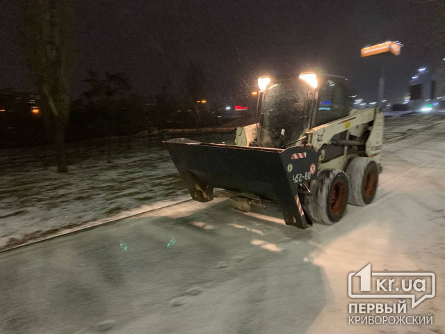 Ночью дороги Кривого Рога от снега расчищали 50 единиц спецтехники
