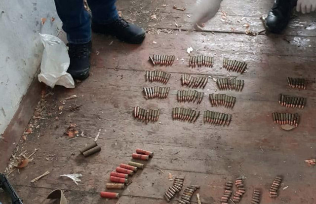 Автомат Калашникова, патроны и гранату нашли дома у жителя Криворожского района