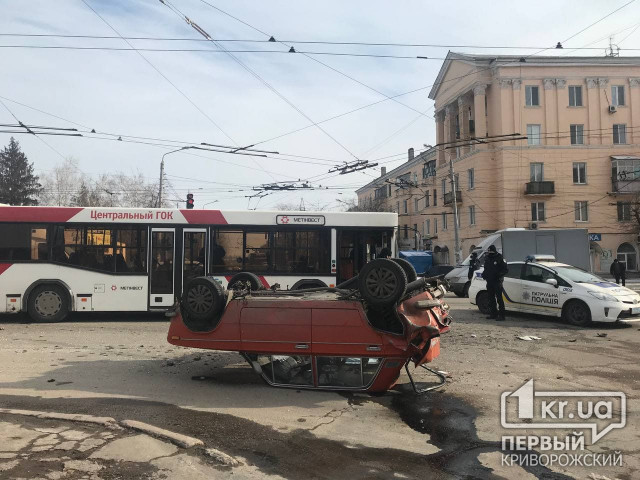 ДТП в Кривом Роге: автобус ЦГОКа и ВАЗ столкнулись на светофоре