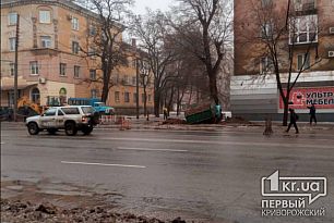 Во время ремонтных работ грузовик провалился в яму