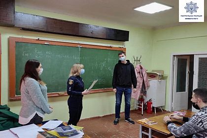 Патрульные наградили двоих парней, которые спасли криворожанина