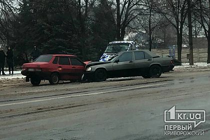 Занесло на скользкой дороге: в Кривом Роге в ДТП попали два авто