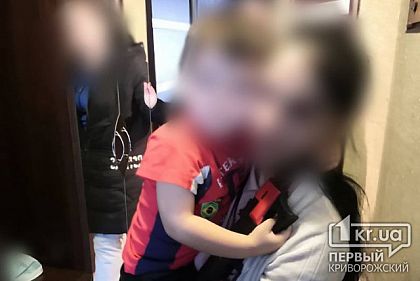 Пожарные помогли криворожанке, трехлетний сын которой закрылся в квартире