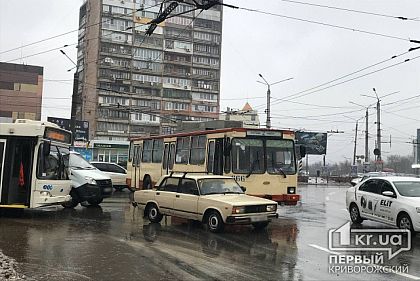 Из-за ДТП на 95 квартале приостановлено движение троллейбусов