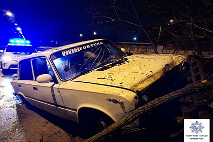 На пьяного криворожанина, который влетел в забор на авто, составили 4 админпротокола