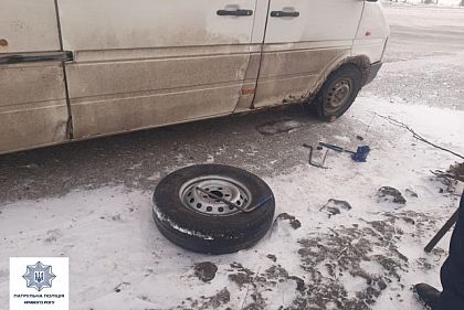 Патрульные помогли водителю заменить колесо на авто