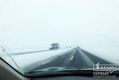 Куда звонить, если застряли в снежном заносе на трассе