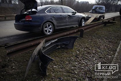 В Кривом Роге легковушка врезалась в ограждение возле ТРЦ