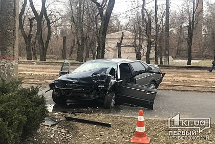 В Кривом Роге легковушка врезалась в столб, есть пострадавшие