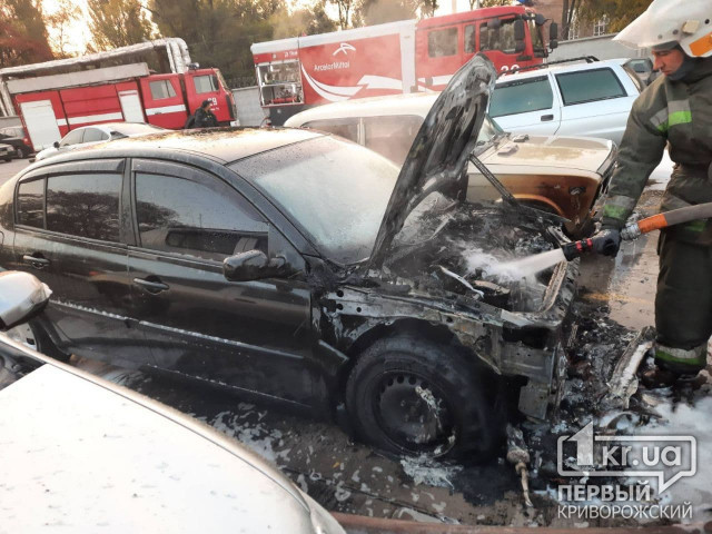 В Кривом Роге на стоянке горела легковушка, огнем повреждено 6 рядом припаркованных авто