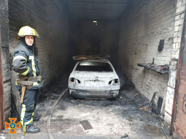 В Кривом Роге спасатели ликвидировали возгорание легкового автомобиля в гараже