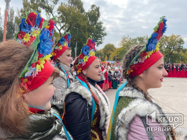 Новий рекорд: «Хай живе вільна Україна» у Кривому Розі 750 людей одночасно співали козацьку пісню