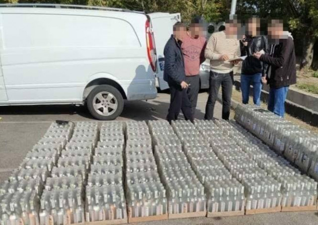 3 тысячи бутылок с контрафактным алкоголем изъяли криворожские полицейские у двоих мужчин