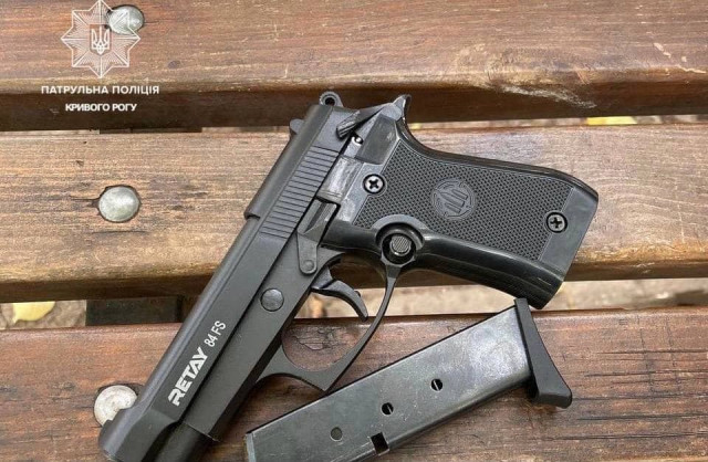 Патрульная полиция Кривого Рога обнаружила пистолет у пьяного мужчины