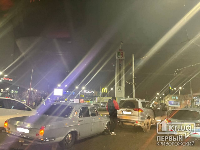 В Кривом Роге на 95 квартале столкнулись две машины