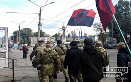 У День захисників та захисниць криворіжці влаштували ходу із національними стягами і панахиду