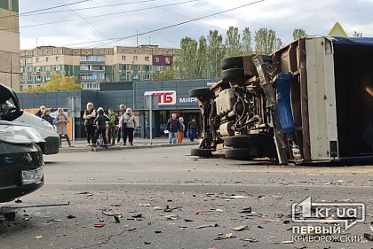 В Кривом Роге столкнулись микроавтобус и легковушка — бус перевернулся на бок