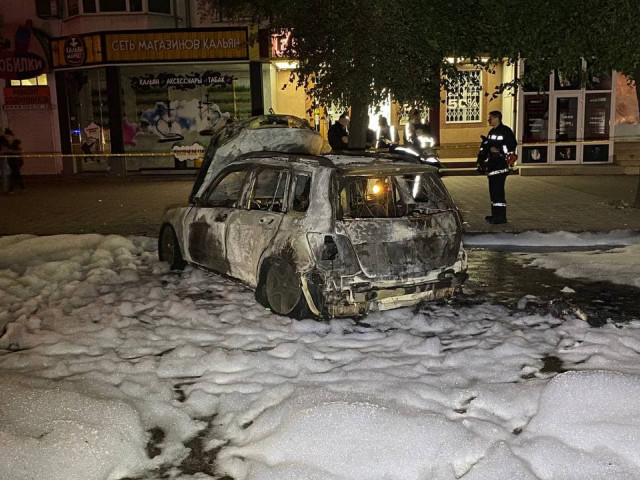 В Кривом Роге сгорел автомобиль Mercedes