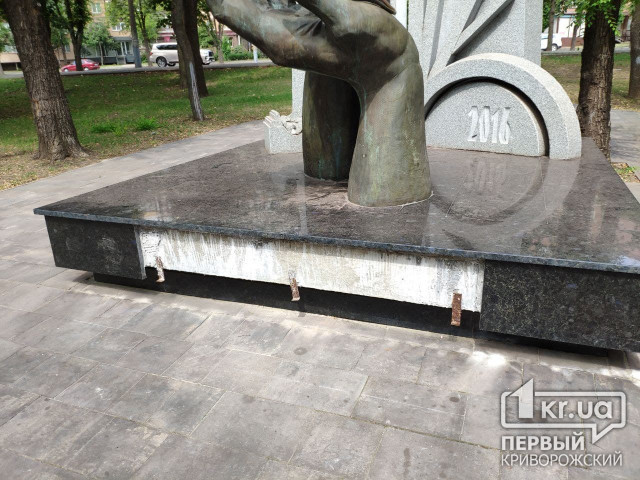 Вандалы в Кривом Роге повредили 2 памятника в сквере Героев