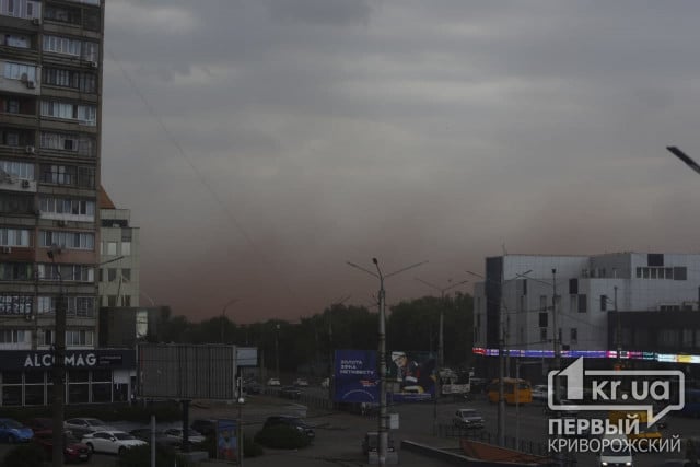 Перед грозой в Кривом Роге образовалась пылевая буря