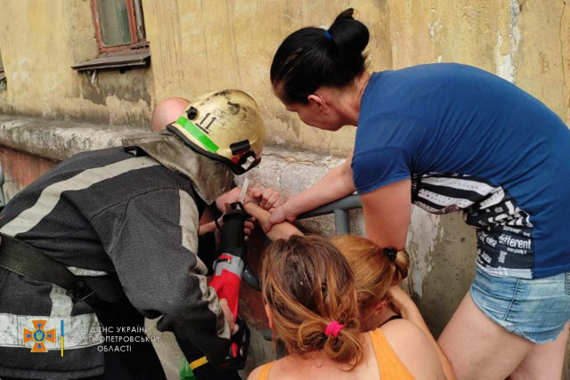В Кривом Роге спасатели освободили женщину, прикованную к перилам
