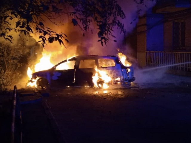 В Кривом Роге на проспекте Почтовом сгорели два автомобиля