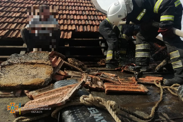 Вогнеборці у Кривому Розі ліквідували пожежу на даху будинку