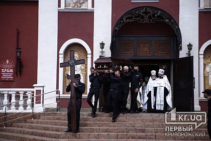 Панахида в церкви закончилась — тело Константина Павлова везут на кладбище