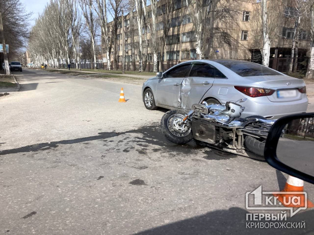 ДТП в Кривом Роге: на перекрестке столкнулись мотоцикл и легковушка